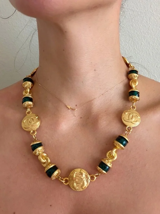💚Vintage Chanel CC Medallion Necklace Green Gripoix Beads & Gold Tone Chain✨ - Picture 9 of 11